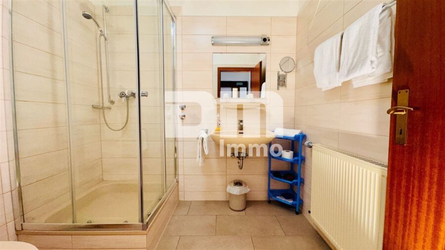 Opulente Gästehausanlage mit 13 Zimmern,2 Sälen,Gastronomiebetrieb + Betreiberwohnung - OG Gebäude 2 Doppelzimmer / Duschbad / Balkon